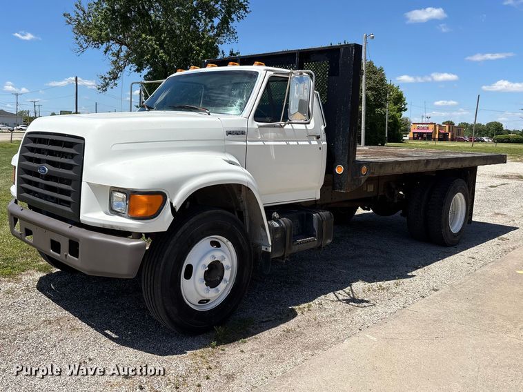 1998 Ford F700 flatbed truck - DV4345