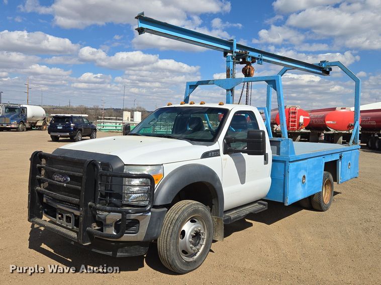 2014 Ford F-550 flatbed truck - ER1556