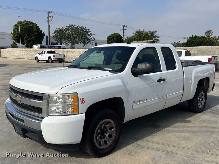 2010 Chevrolet Silverado 1500 Ext. Cab pickup truck - ER7592