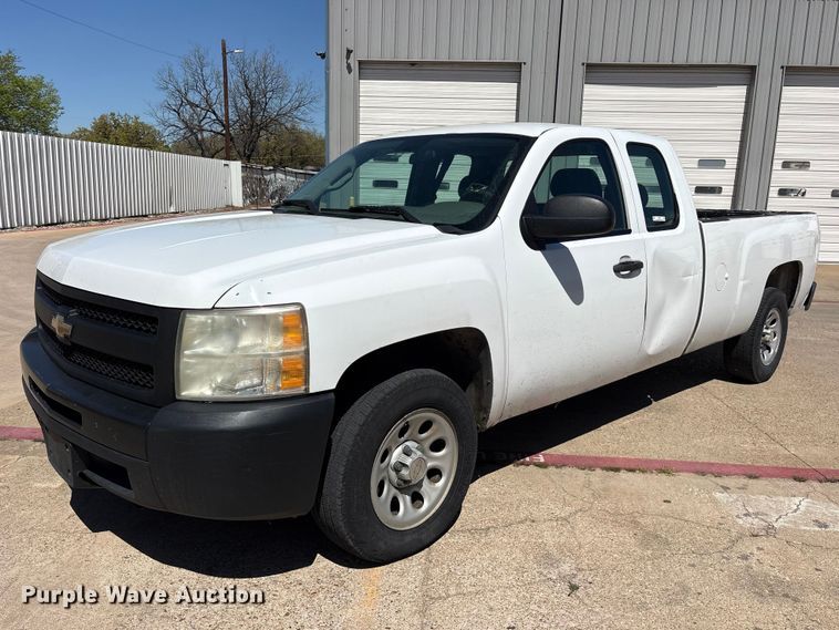 2011 Chevrolet Silverado 1500 Ext. Cab pickup truck - ES8710