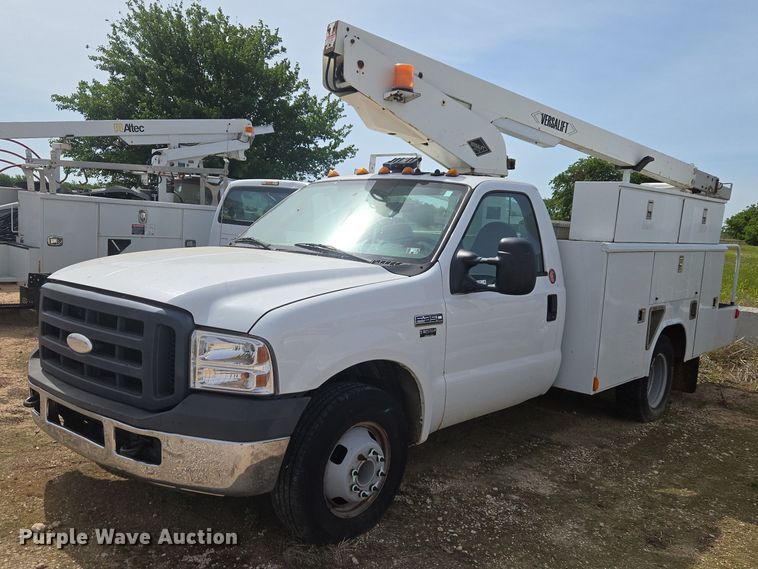 2007 Ford F350 Super Duty utility bed pickup truck with bucket lift - ET5018