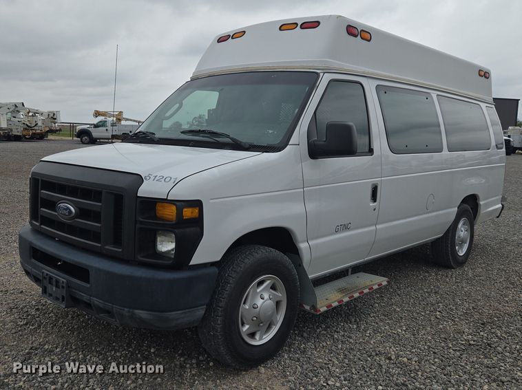 2012 Ford E250 handicap accessible van - ET5083