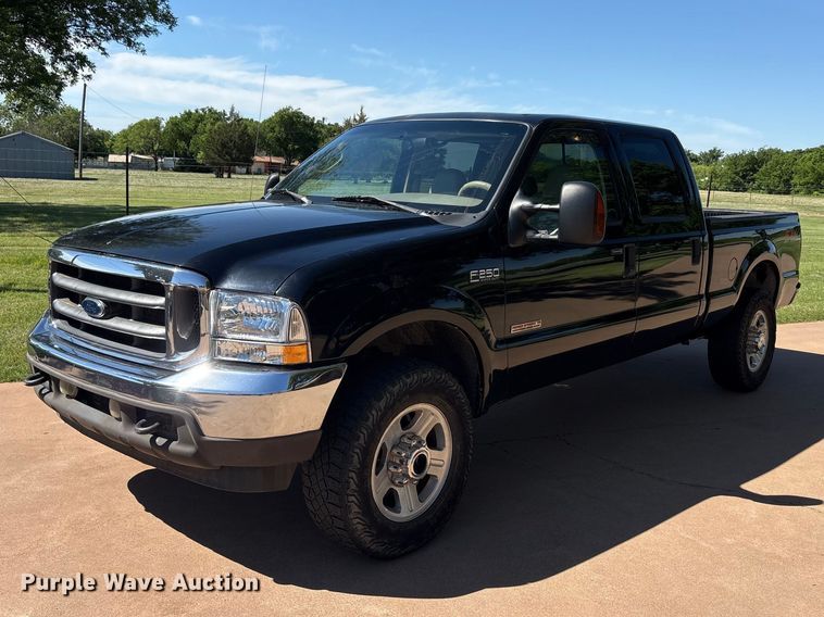 2004 Ford F250 Super Duty Crew Cab pickup truck - EU5562