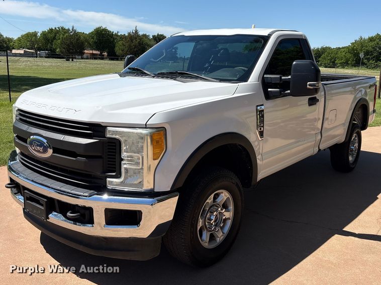 2017 Ford F250 Super Duty pickup truck - EU5565