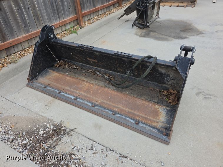 Erskine four-in-one skid steer bucket - EV2108