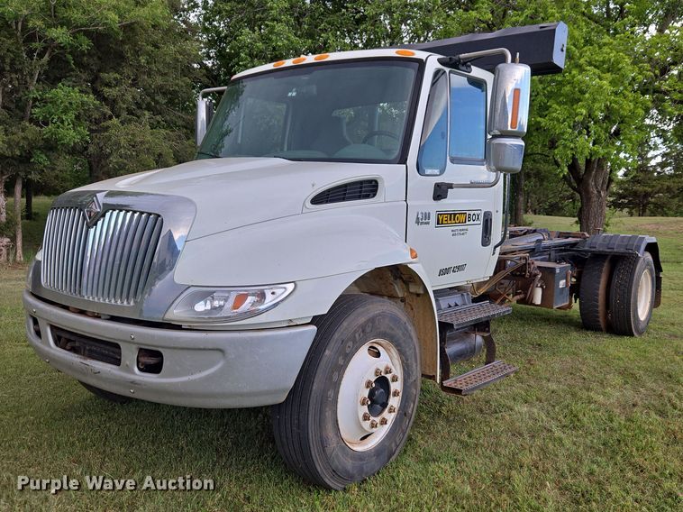 2007 International DuraStar 4300 hook lift truck - EW0120