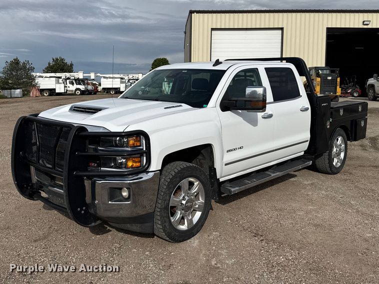 2018 Chevrolet Silverado 2500HD Crew Cab flatbed pickup truck - FB7363