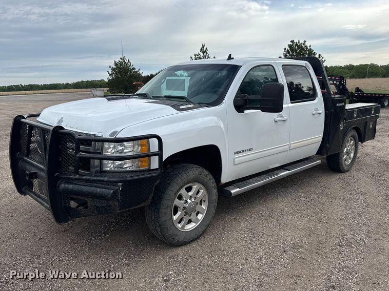 2014 Chevrolet Silverado 2500HD Crew Cab flatbed pickup truck - FB7364