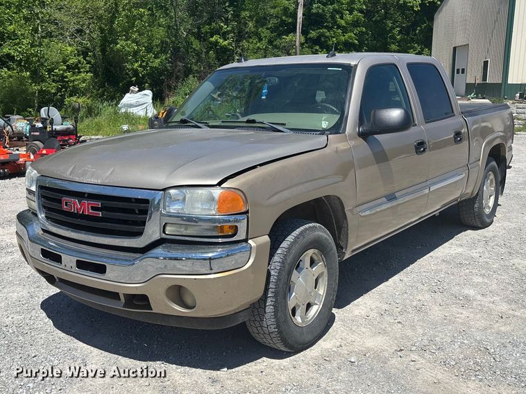 2005 GMC Sierra 1500 Crew Cab pickup truck - FC4652