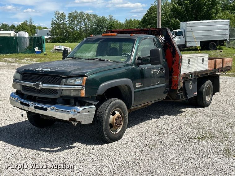 2003 Chevrolet Silverado 3500 flatbed pickup truck - FC5477