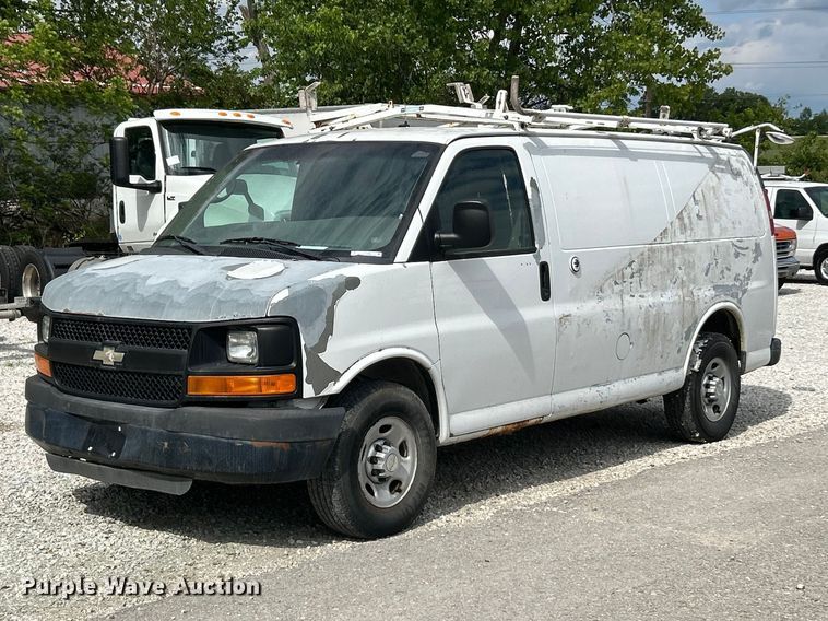 2010 Chevrolet Express van - FC5493