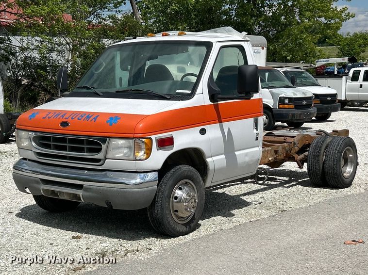 2001 Ford E350 truck cab and chassis - FC5495