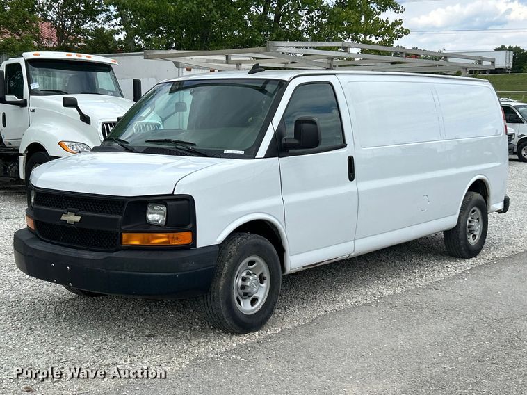 2017 Chevrolet Express van - FC5496
