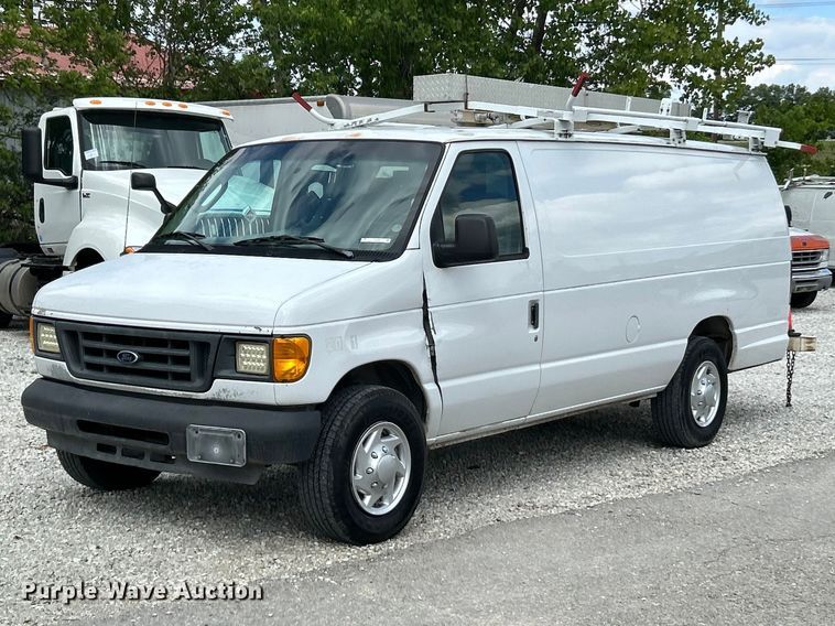 2005 Ford E-350 van - FC5498
