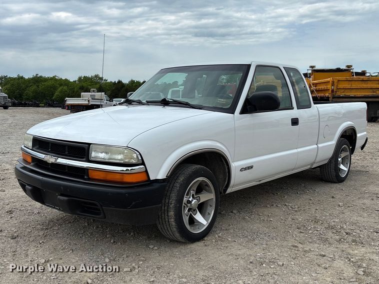 2001 Chevrolet S-10 Ext. Cab pickup truck - FC5708
