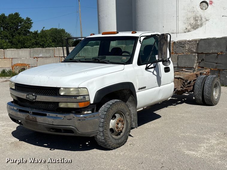 2002 Chevrolet Silverado 3500 pickup truck cab and chassis - FG0345