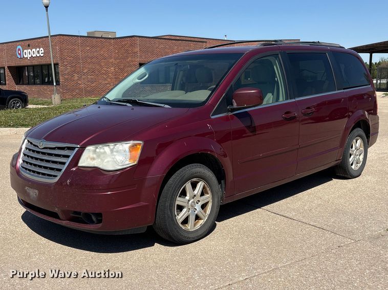 2008 Chrysler Town And Country van - FG2989