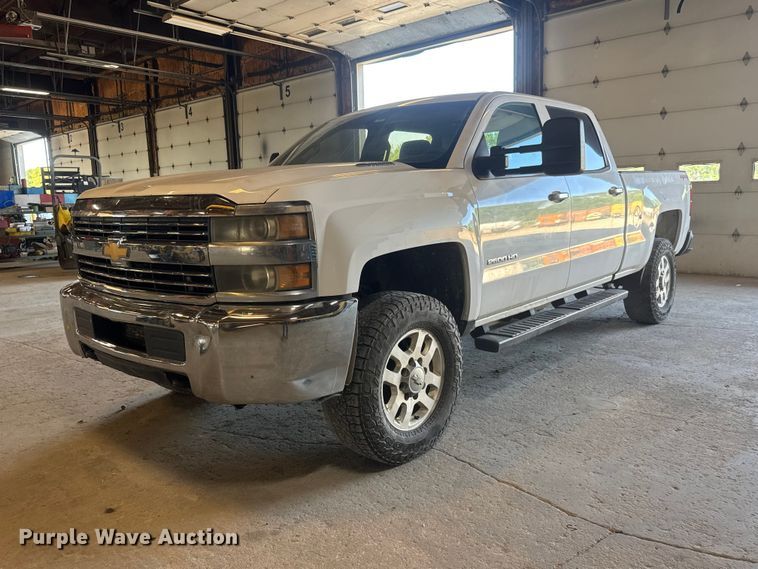 2015 Chevrolet Silverado 2500HD Crew Cab pickup truck - MX9278