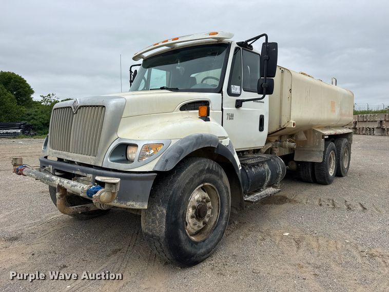 2007 International 7500 water truck - DO8514