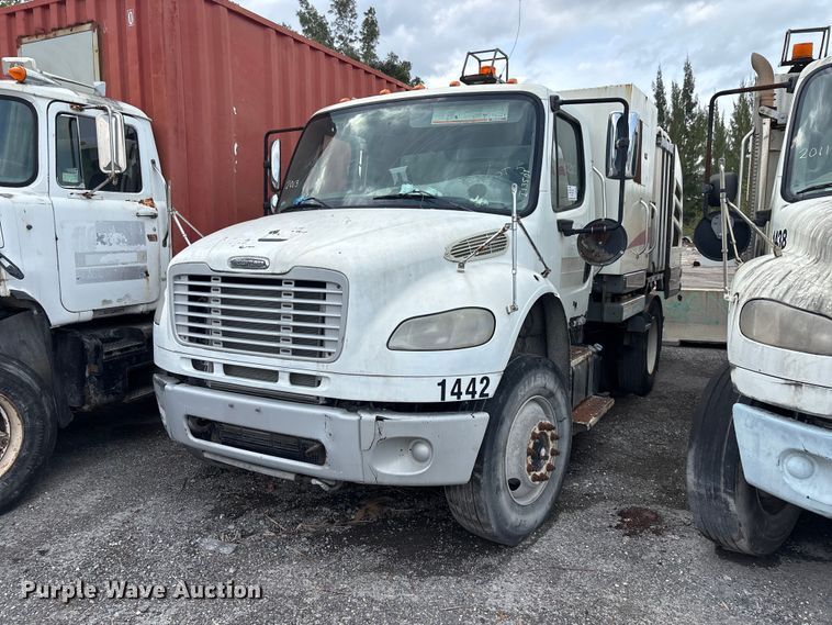 2013 Freightliner M2106 street sweeper truck - DU0495