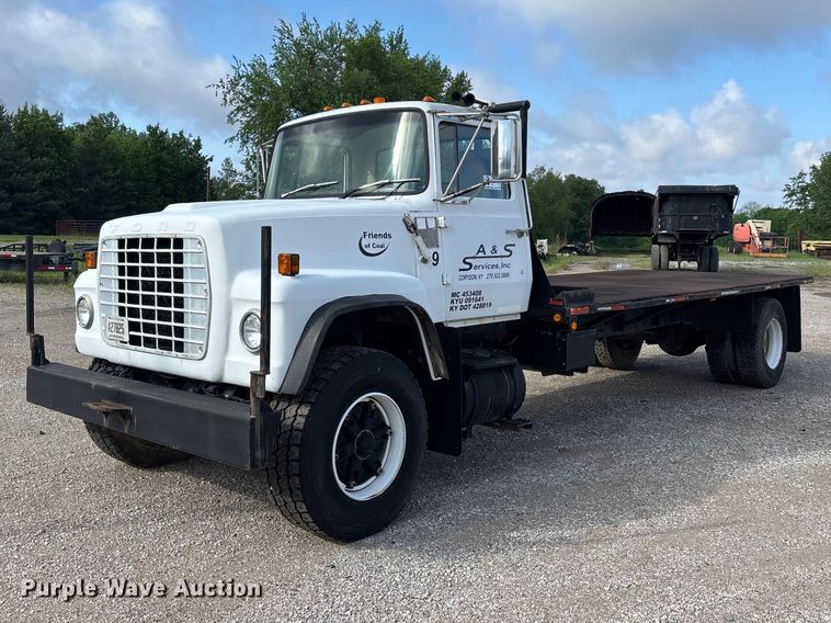 1977 Ford U800 flatbed truck - DV4255