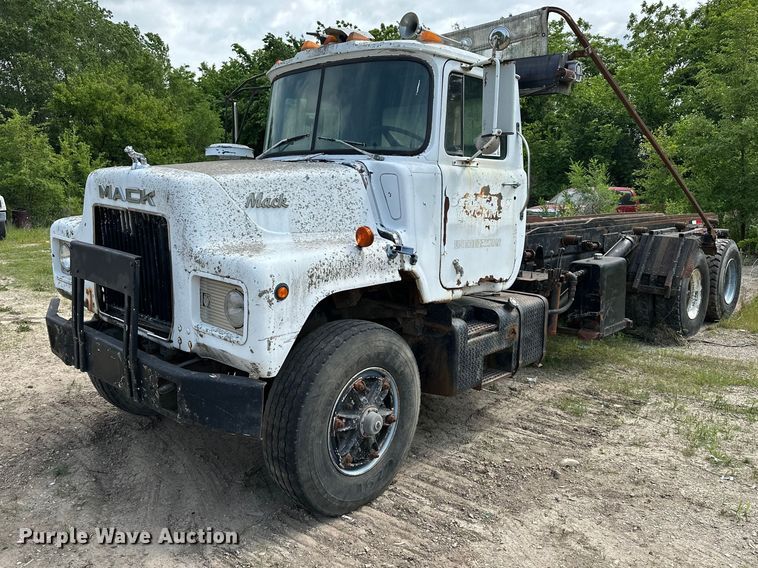 1987 Mack DM685S roll-off container truck - EA4883