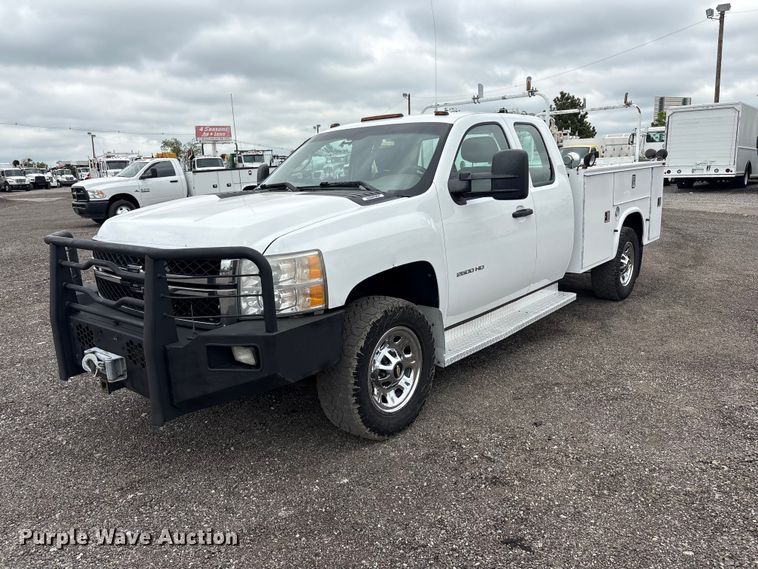 2011 Chevrolet 2500HD Ext. Cab utility bed pickup truck - EG9011