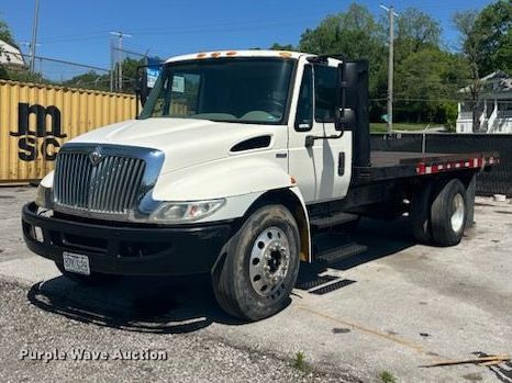 2009 International 4300 flatbed truck - EO7065