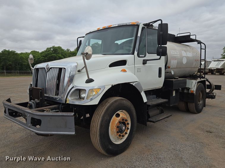 2005 International 7300 oil distributor truck - EW0100