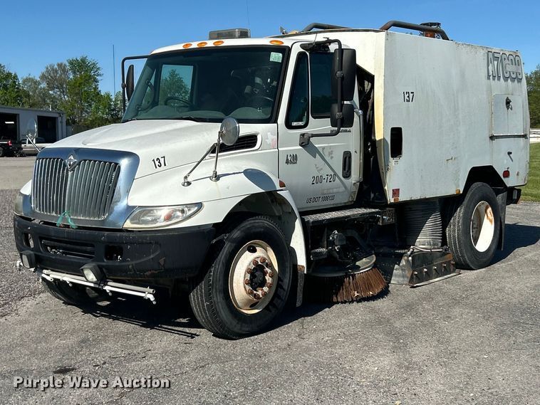 2005 International 4200 street sweeper truck - FC2518