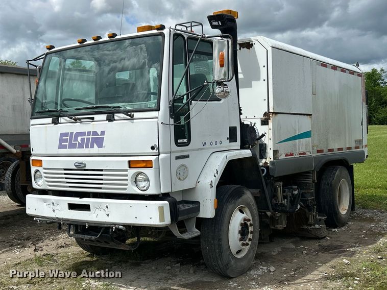 2002 Sterling SC8000 street sweeper truck - FC2565