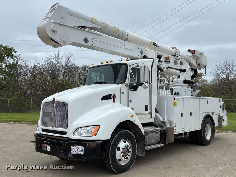 2014 Kenworth T400 bucket truck - FC5600