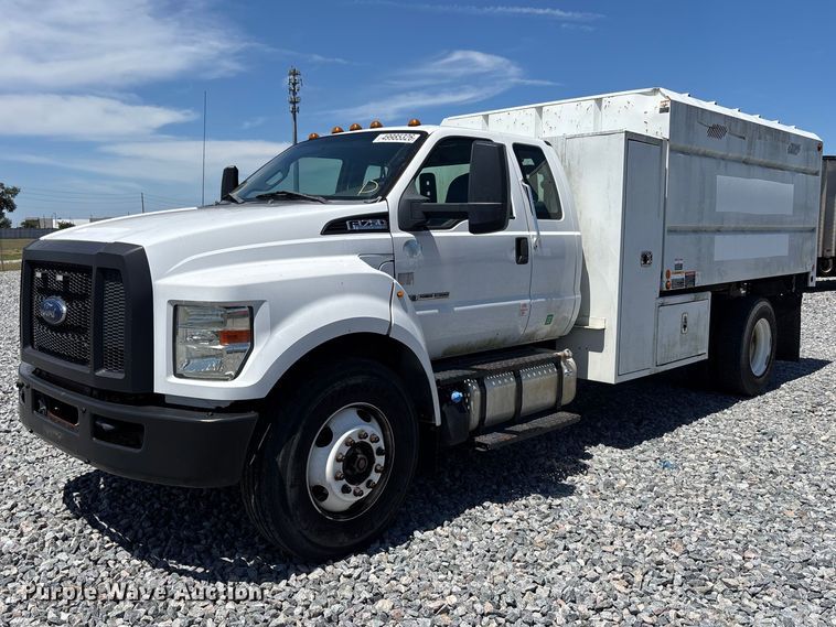 2016 Ford F750 Super Duty chipper truck - YA3233