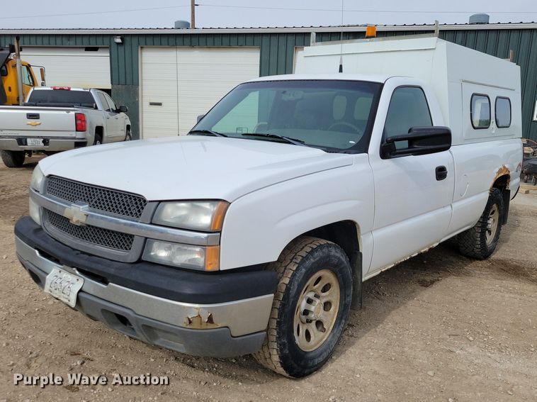 2005 Chevrolet Silverado 1500 pickup truck - DZ7092