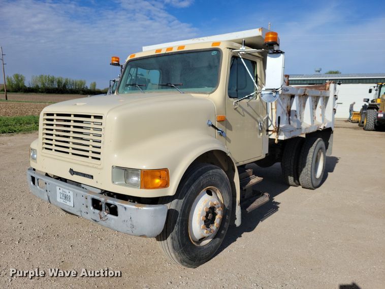 1998 International 4900 dump truck - DZ7093