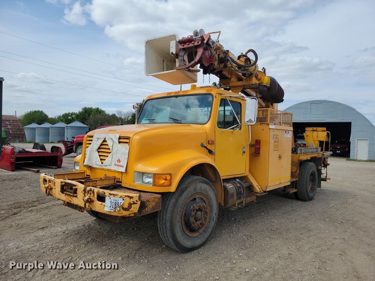 1990 International 4900 digger derrick truck - DZ7099