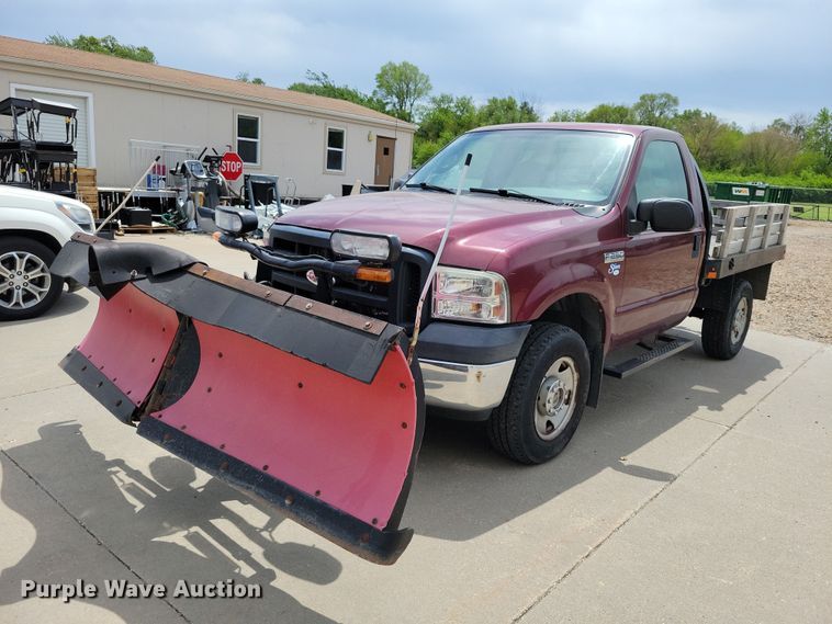 2006 Ford F250 Super Duty flatbed pickup truck - DZ7118