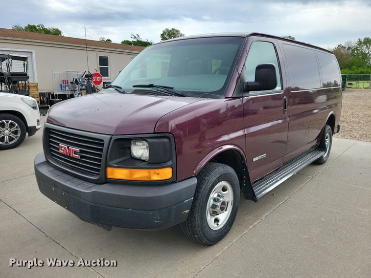 2004 GMC Savana 2500 van - DZ7119