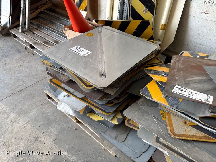 Approximately 100 road signs - EA2345