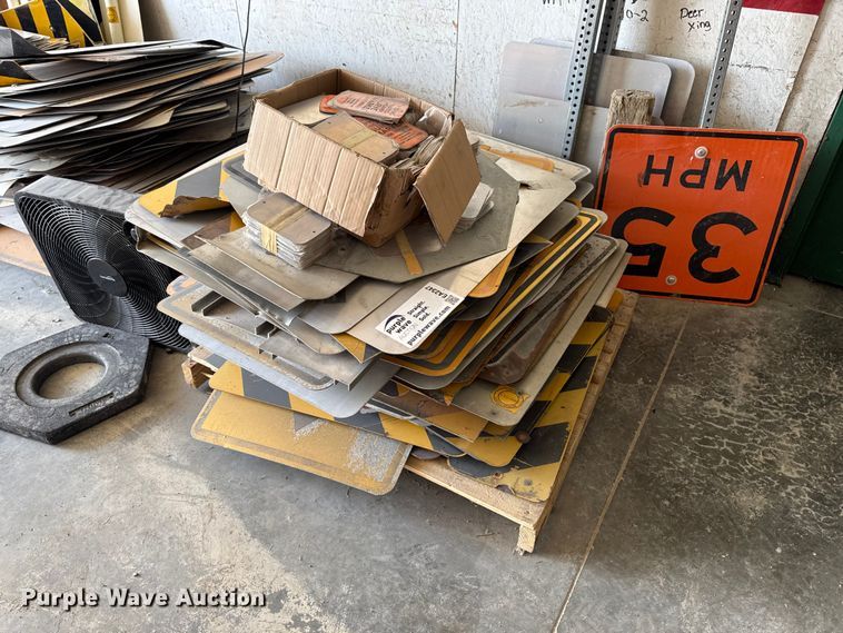 Approximately 100 road signs - EA2347