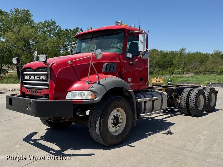 2017 Mack GU813 truck cab and chassis - EF2472
