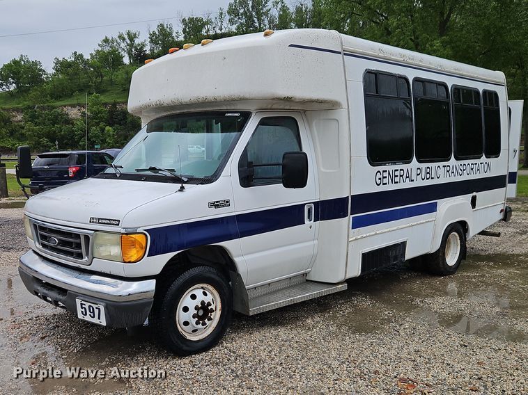 2005 Ford E450 shuttle bus - EO7327