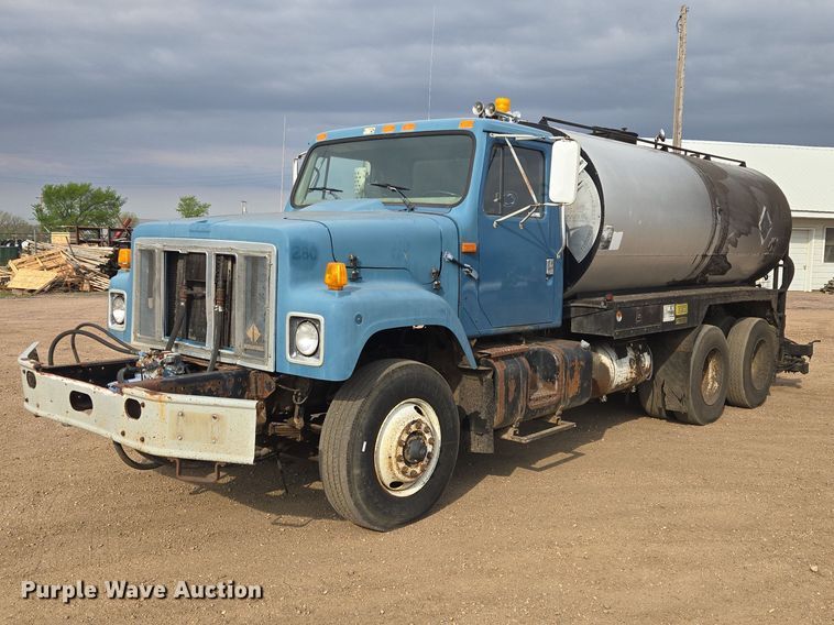 1999 International 2554 oil distributor truck - ER1615