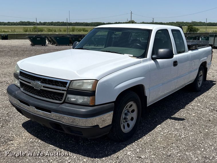 2007 Chevrolet Silverado 1500 Ext. Cab pickup truck - ET6146