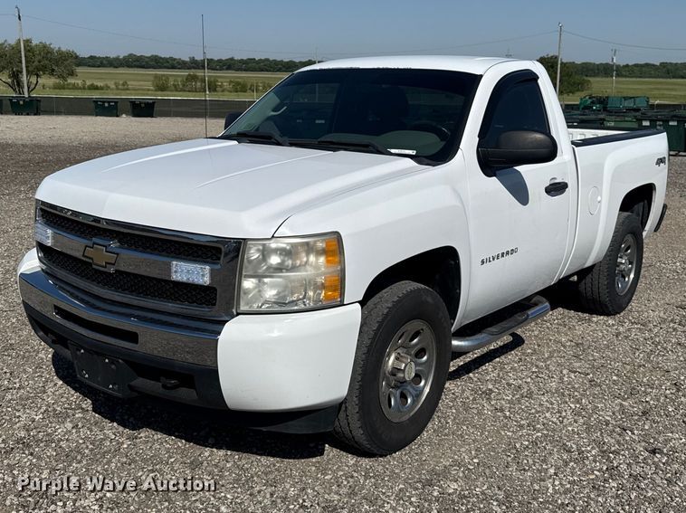 2011 Chevrolet Silverado 1500 pickup truck - ET6151