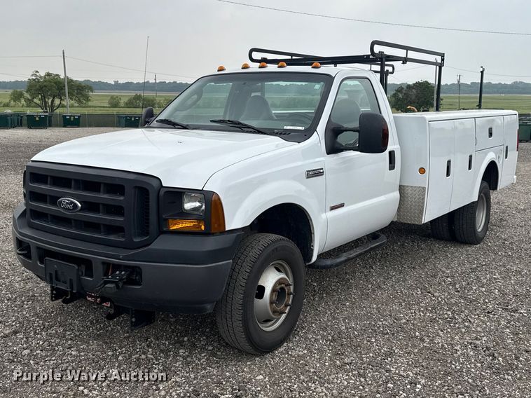 2007 Ford F350 Super Duty utility bed pickup truck - ET6202