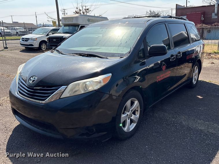 2015 Toyota Sienna van - EV2862