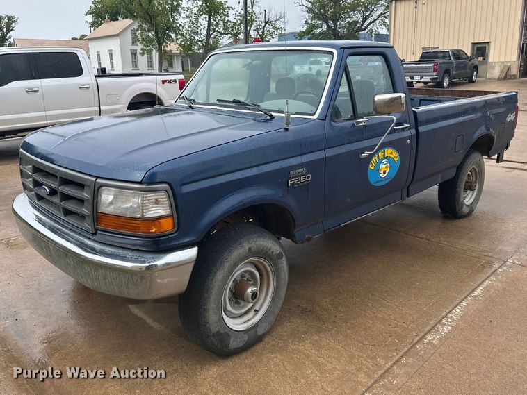 1995 Ford F250 pickup truck - FB7338