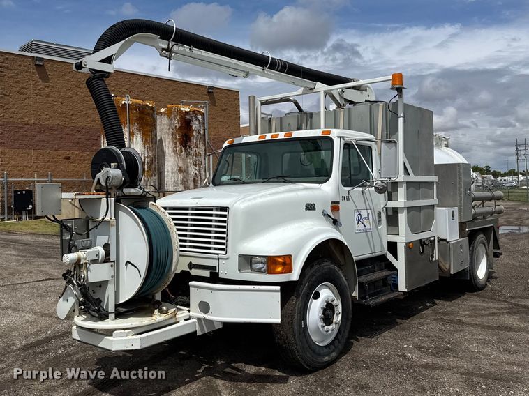 2000 International 4700 vacuum truck - FB7346