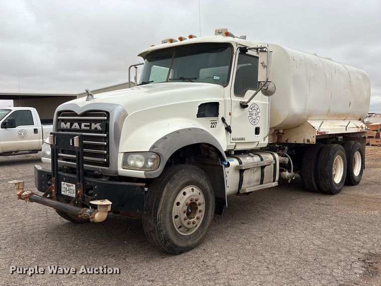 2013 Mack GU water truck - FC2221